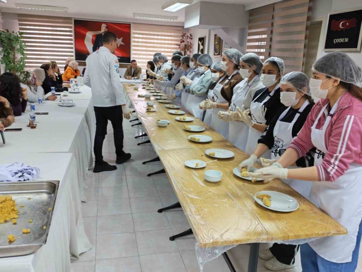 Gaziantep’te Öğrenciler İçli Köfte Yaptı