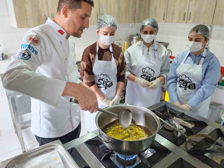 Gaziantep’te Öğrenciler İçli Köfte Yaptı
