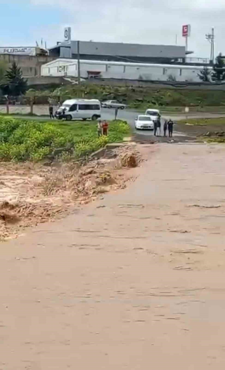 Siverek’te Sağanak Yağış Sele Neden Oldu