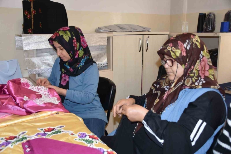 Atık Kumaşlar Kadınların Ellerinde Yeniden Şekilleniyor