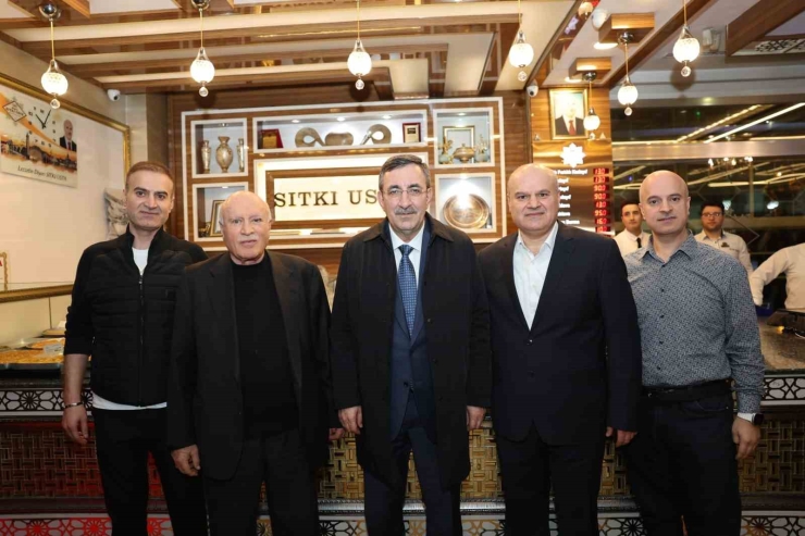 Cumhurbaşkanı Yardımcısı Yılmaz’dan Diyarbakır’da ‘tatlı’ Molası