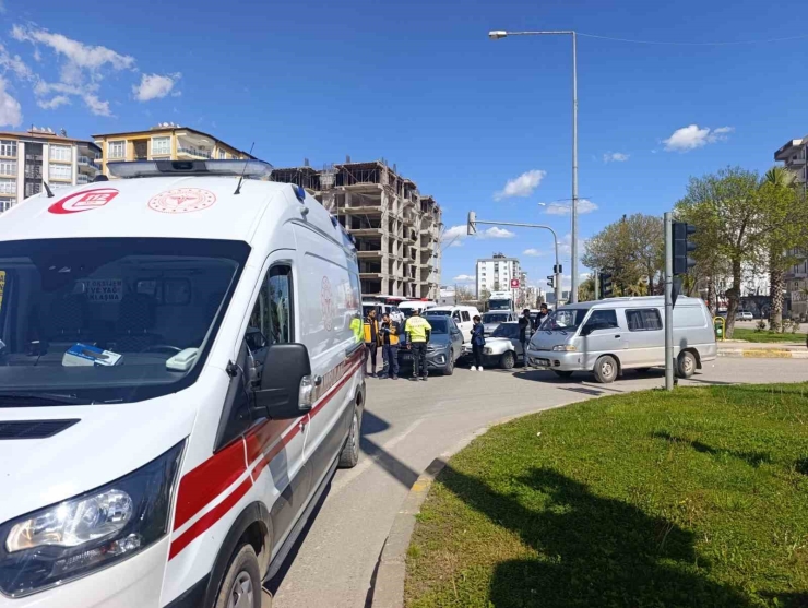 İki Otomobille Çarpışan Motosiklet Sürücüsü Yaralandı