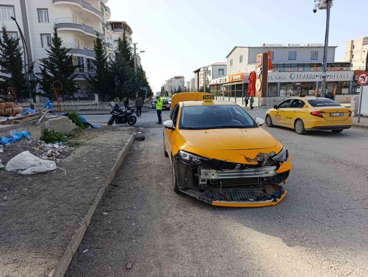 Ticari Taksiyle Çarpışan Motosiklet Sürücüsü Yaralandı