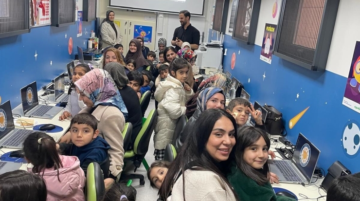 Veliler Ve Öğrenciler Kodlama Etkinliğinde Buluştu