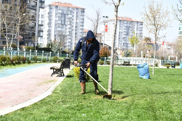 Yeşilyurt’ta Park Ve Yeşil Alanlarda Bakım Ve Onarım Çalışması