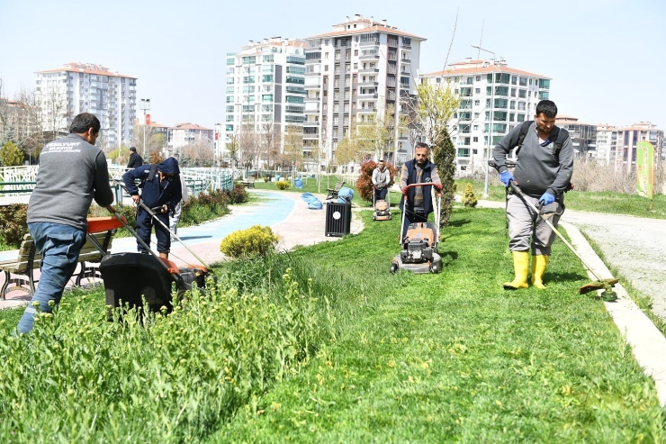 Yeşilyurt’ta Park Ve Yeşil Alanlarda Bakım Ve Onarım Çalışması