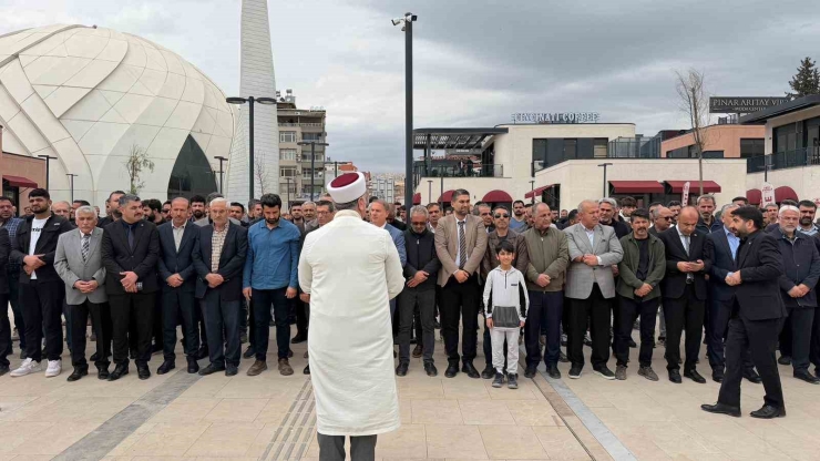 Okul Saldırısında Hayatını Kaybedenler İçin Gıyabi Cenaze Namazı Kılındı