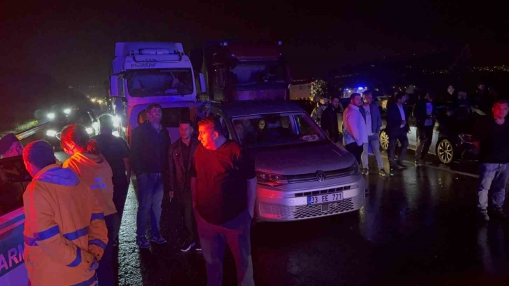 Tarsus-adana-gaziantep Otoyolu’nda Kamyonet Tırla Çarpıştı: 1 Ölü, 1 Yaralı