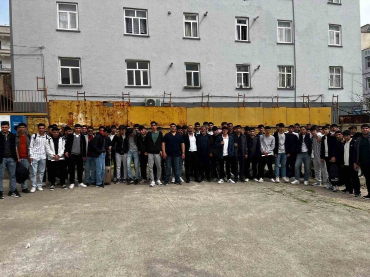 Çermik Belediyesi Yks’ye Girecek Öğrencileri Kampa Gönderdi