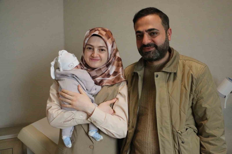 Dünyada 5 Binde Bir Görülüyor: Yemek Borusu Kapalı Doğan Bebek, Ameliyat İle Sağlığına Kavuştu