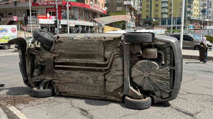 Otomobilin Kaldırıma Çarpıp Yan Yatması Araç Kamerasına Yansıdı
