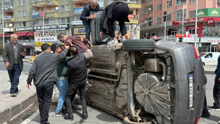 Otomobilin Kaldırıma Çarpıp Yan Yatması Araç Kamerasına Yansıdı