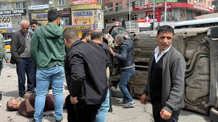 Otomobilin Kaldırıma Çarpıp Yan Yatması Araç Kamerasına Yansıdı