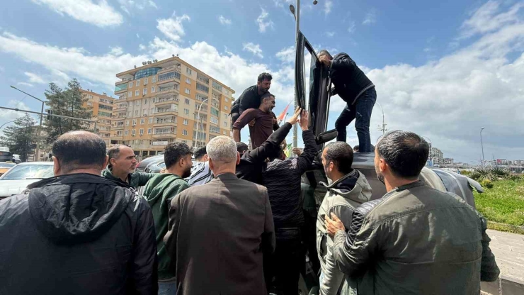 Otomobilin Kaldırıma Çarpıp Yan Yatması Araç Kamerasına Yansıdı