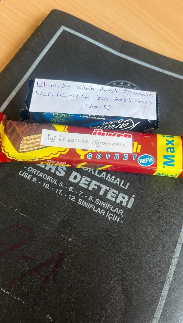 Diyarbakır’da Öğrencilerden Türkiye’yi Duygulandıran Jest: "elimizde Silah Değil Çikolata Var, İçimizde Kin Değil Sevgi Var"