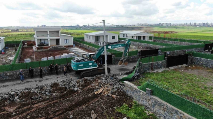 Diyarbakır’da Kaymakamlık Kaçak Yapıları Tek Tek Yıktı