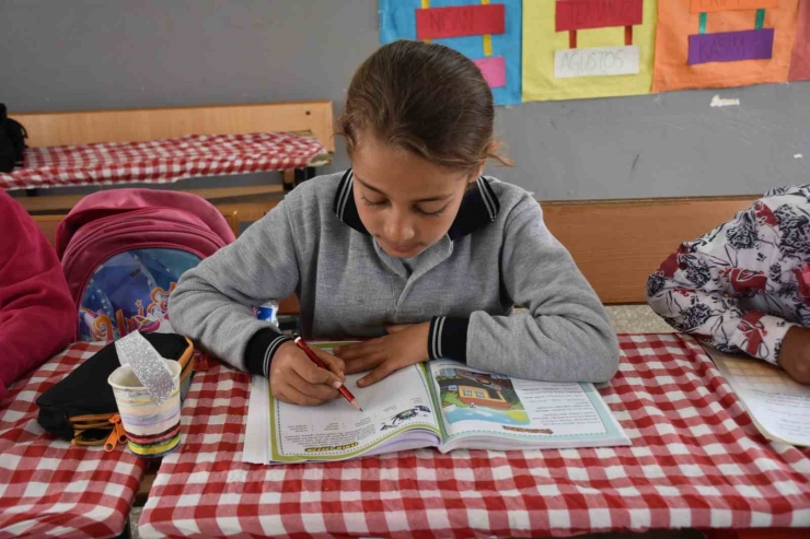 Köy Okulunda 4 Öğrencisini Geleceğe Hazırlıyor