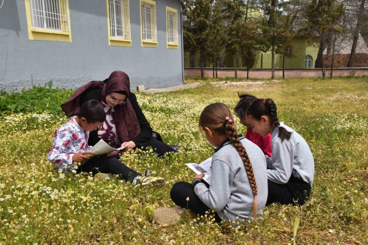 Köy Okulunda 4 Öğrencisini Geleceğe Hazırlıyor