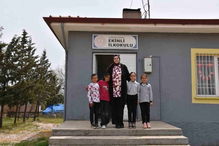 Köy Okulunda 4 Öğrencisini Geleceğe Hazırlıyor