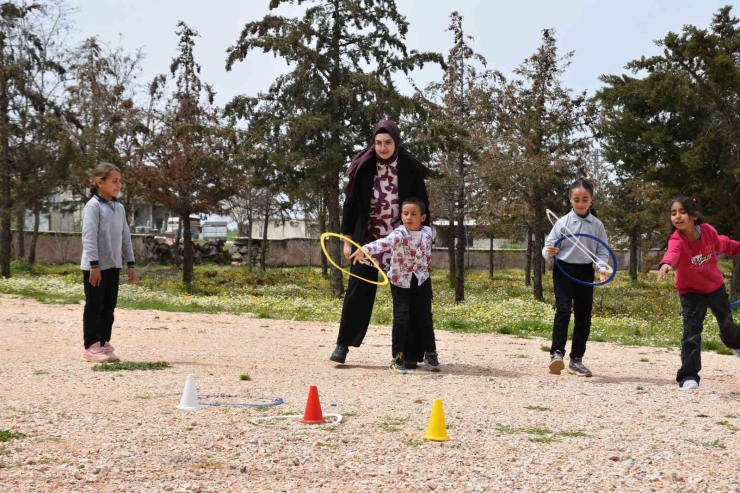 Köy Okulunda 4 Öğrencisini Geleceğe Hazırlıyor