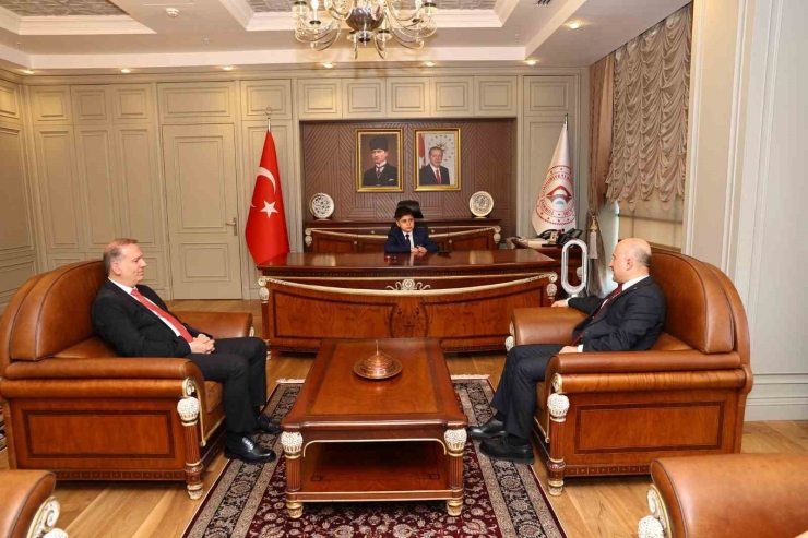 Vali Varol Koltuğunu Özgür Kaşıyuğun’a Devretti