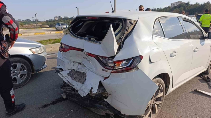 Minibüs İle İki Otomobil Çarpıştı: 1 Yaralı