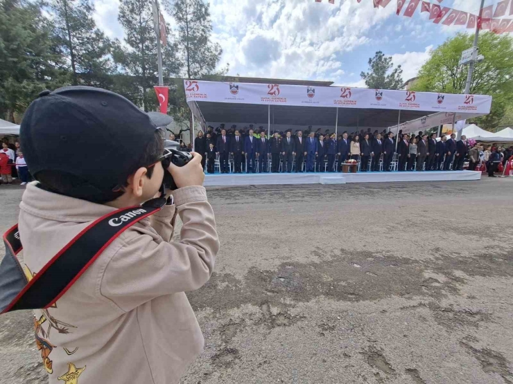23 Nisan Kutlamalarının En Renkli İsmi: Fotoğraf Makinesini Aldı, 6 Yaşındaki "gazeteci" Oldu