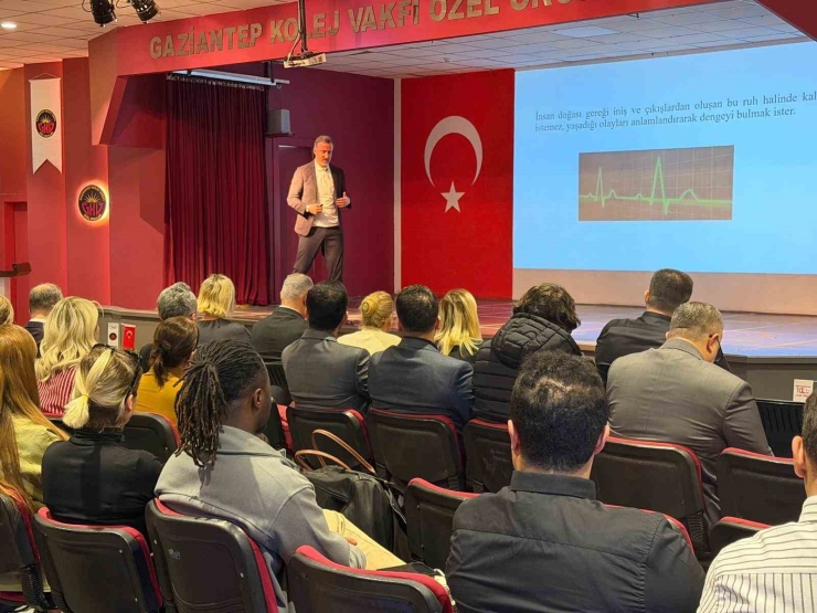 Gkv’de Ebeveyn-çocuk İlişkisinde Denge Kurma Stratejileri Masaya Yatırıldı