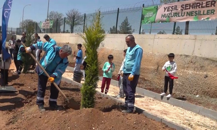 Gaziantep’te 23 Nisan’da Fidanlar Toprakla Buluşturuldu