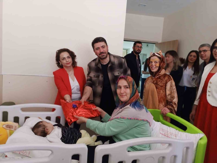 Hasan Kalyoncu Üniversitesi Hemşirelik Bölümü Öğrencilerinden Çocuklara Bayram Hediyesi