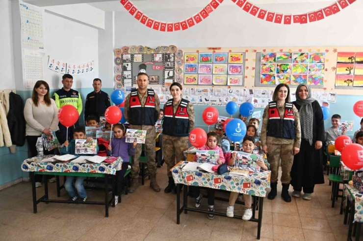 Jandarmadan Çocuklara 23 Nisan Sürprizi