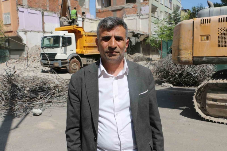 Diyarbakır’da Ağır Hasarlı Bina Yıkılırken Yandaki Sağlam Bina Da Hasar Aldı