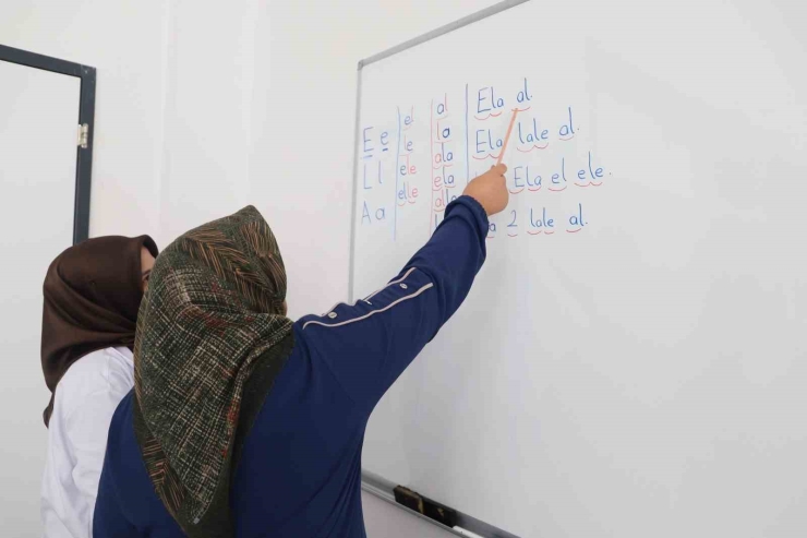 Battalgazi’de Yaşlı Vatandaşlara Okuma Yazma Desteği