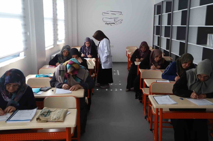 Battalgazi’de Yaşlı Vatandaşlara Okuma Yazma Desteği