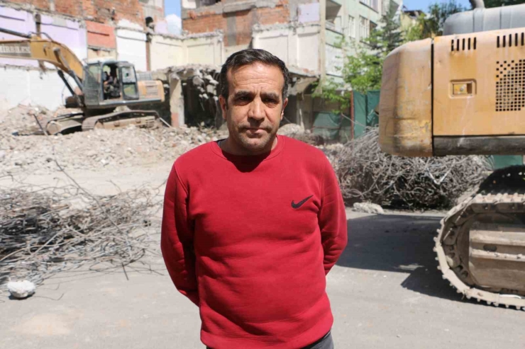 Diyarbakır’da Ağır Hasarlı Bina Yıkılırken Yandaki Sağlam Bina Da Hasar Aldı