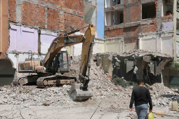 Diyarbakır’da Ağır Hasarlı Bina Yıkılırken Yandaki Sağlam Bina Da Hasar Aldı