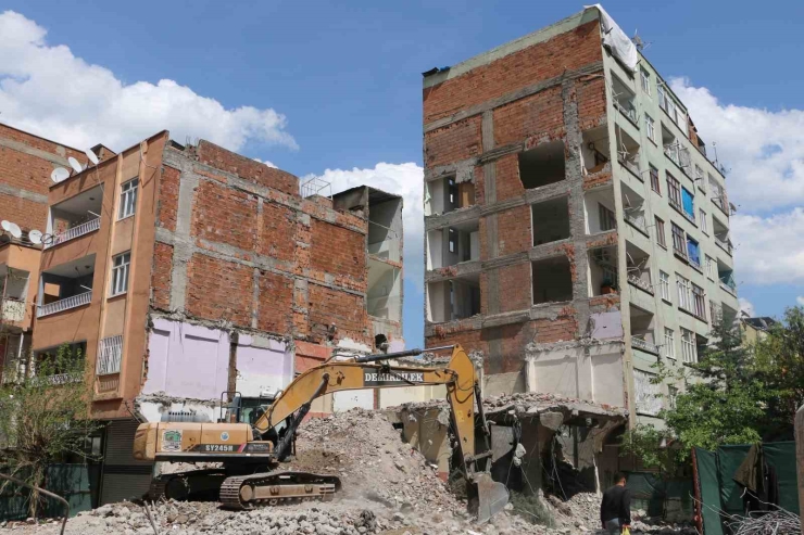 Diyarbakır’da Ağır Hasarlı Bina Yıkılırken Yandaki Sağlam Bina Da Hasar Aldı