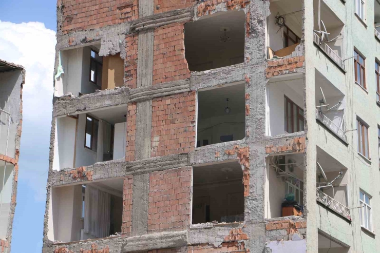 Diyarbakır’da Ağır Hasarlı Bina Yıkılırken Yandaki Sağlam Bina Da Hasar Aldı