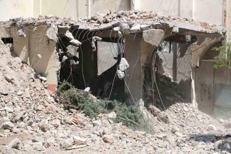 Diyarbakır’da Ağır Hasarlı Bina Yıkılırken Yandaki Sağlam Bina Da Hasar Aldı