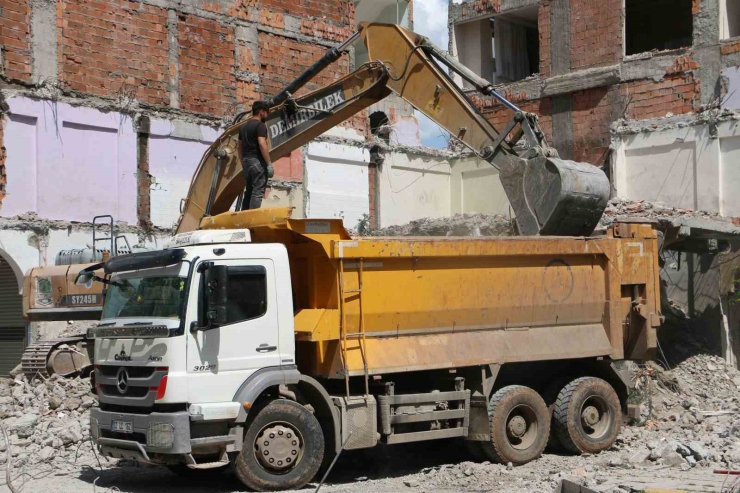 Diyarbakır’da Ağır Hasarlı Bina Yıkılırken Yandaki Sağlam Bina Da Hasar Aldı