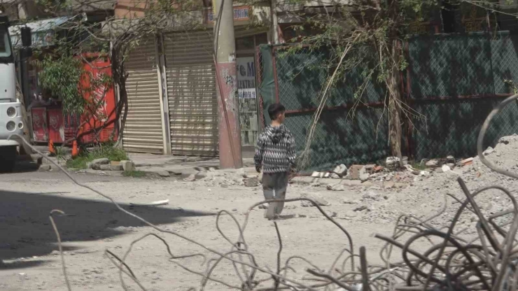 Diyarbakır’da Ağır Hasarlı Bina Yıkılırken Yandaki Sağlam Bina Da Hasar Aldı