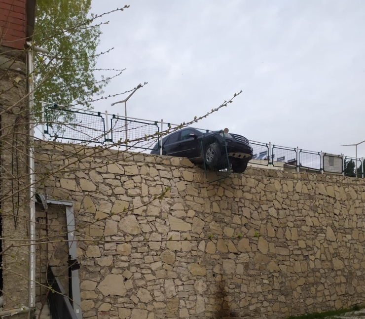 Kontrolden Çıkan Araç İstinat Duvarında Asılı Kaldı
