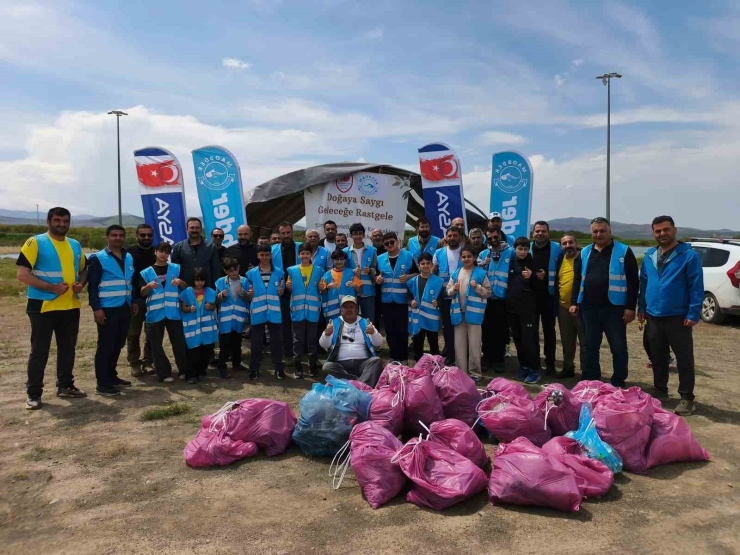 Avrasya Federasyonu’ndan Kale Salkımlı’da Kıyı Temizliği