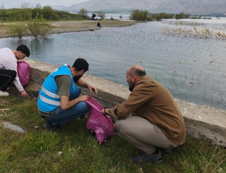 Avrasya Federasyonu’ndan Kale Salkımlı’da Kıyı Temizliği