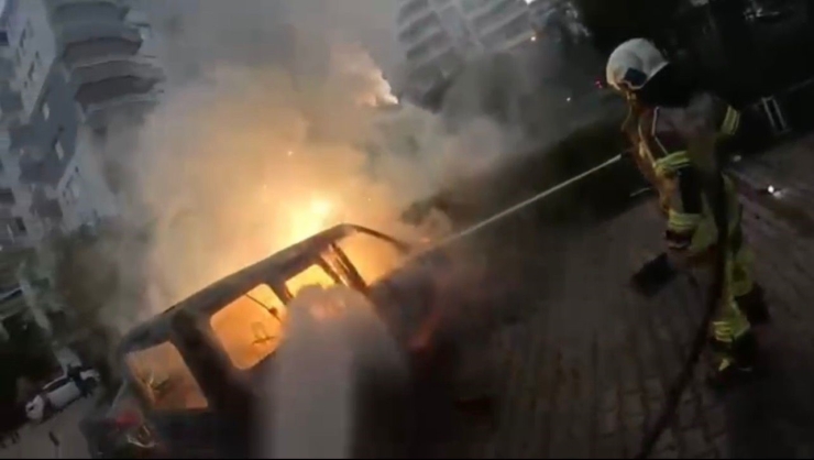 Diyarbakır’da Park Halindeki Araçta Çıkan Yangın Kamerada