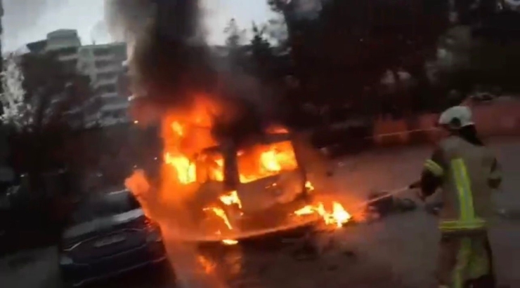 Diyarbakır’da Park Halindeki Araçta Çıkan Yangın Kamerada