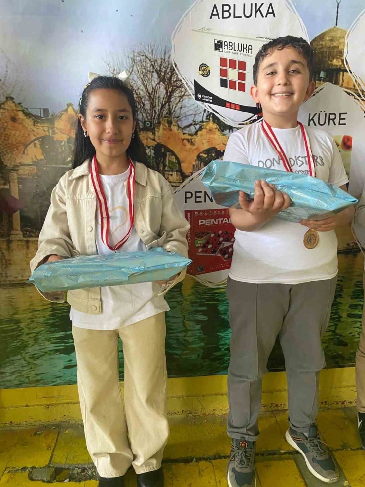 Siverekli Öğrenciler Zeka Oyunları Turnuvasında Dereceye Girdi