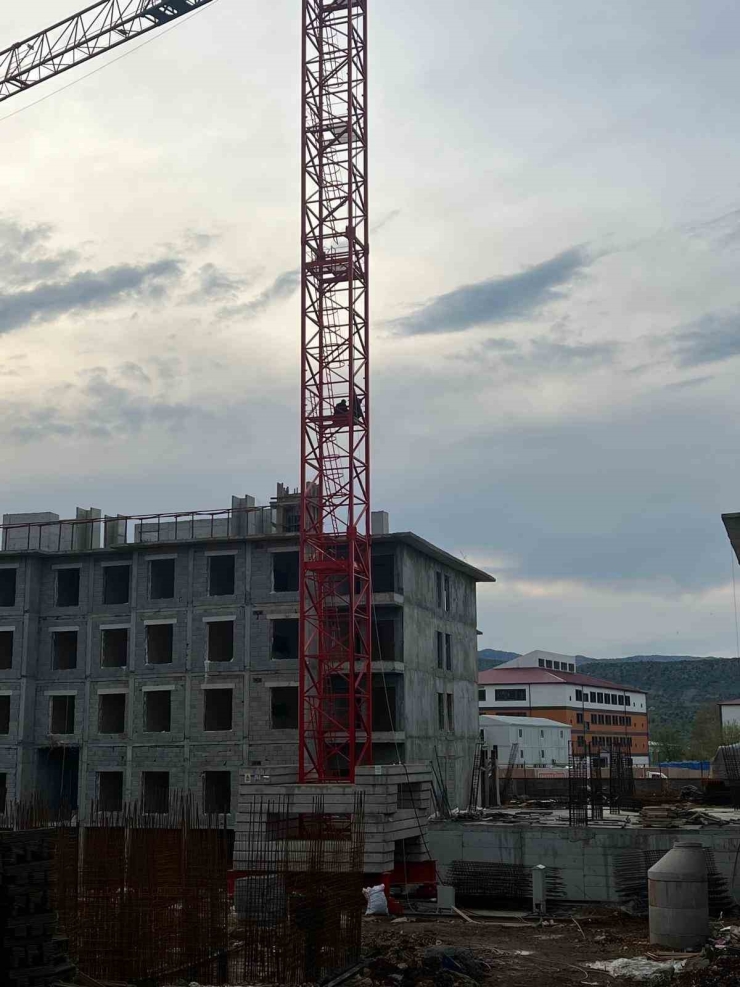 Ücretlerini Alamadıklarını İddia Eden İşçiler Kule Vince Çıktı
