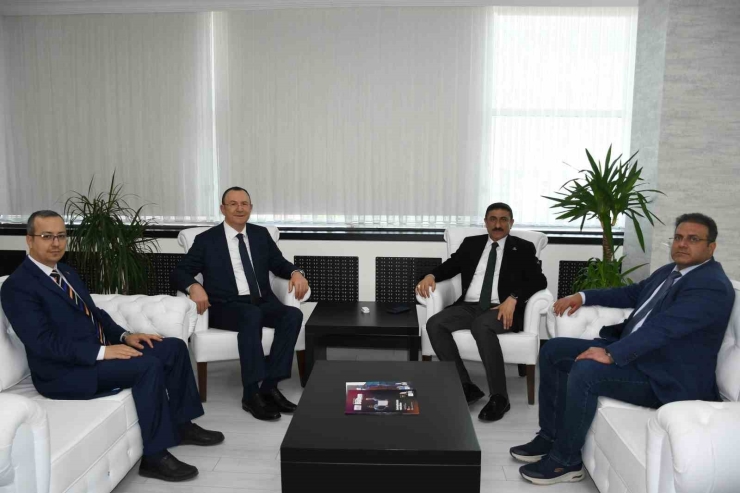 Gülsan Holding Yönetim Kurulu Başkanı Mustafa Topçuoğlu, Kilis’te Üniversitelilerle Buluştu