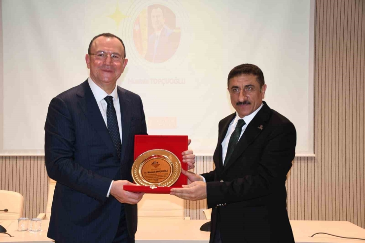 Gülsan Holding Yönetim Kurulu Başkanı Mustafa Topçuoğlu, Kilis’te Üniversitelilerle Buluştu